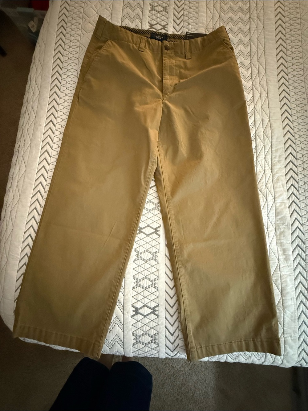 American Eagle men’s  Khaki Straight-Leg loose fit pants 34/30